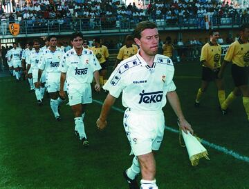 18 de mayo de 1995. Emilio Butrague?o, el m¨ªtico Buitre, junto con Ram¨®n Mendoza, anunciaba a la prensa su marcha: ¡°Mi adi¨®s al Madrid es lo m¨¢s conveniente¡±. Hab¨ªa sido un curso convulso para el jugador que hab¨ªa vestido de blanco en 463 partidos. En el verano de 1994 hab¨ªa llegado Valdano pero con quien no contaba nadie era con un joven, Ra¨²l, que devor¨® a Butrague?o y tambi¨¦n a Alfonso. Butrague?o s¨®lo participar¨ªa en 12 encuentros esa campa?a, con un ¨²nico gol. Eso s¨ª, se marchar¨ªa ganando la Liga, y con un partido homenaje ante el Roma del joven Totti. Se fue a M¨¦xico, al Atl¨¦tico Celaya, donde se retirar¨ªa. Ahora Butrague?o es el director de Relaciones Institucionales del Madrid.