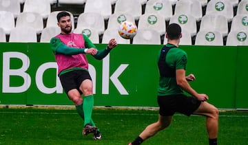 Eneko Satr¨²stegui, del Racing, entrenando en El Sardinero.
