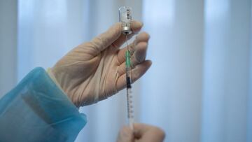 BARBASTRO, ESPAÑA - 27 DE DICIEMBRE: Un profesional de la salud prepara la primera dosis de la vacuna Pfizer / BioNTech Covid-19 en el asilo de ancianos Somontano el 27 de diciembre de 2020 en Barbastro, España.
