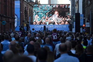 La plantilla del Manchester City en el escenario celebrando el título liguero.