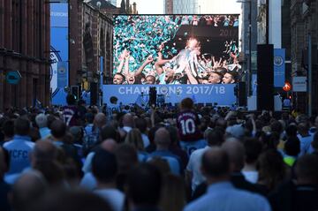 La plantilla del Manchester City en el escenario celebrando el título liguero. 