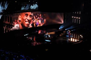 Jennifer Hudson canta en honor de Kobe Bryant.