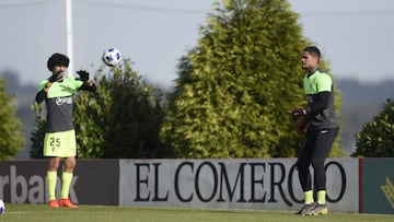 Los metas del Sporting B, calentando