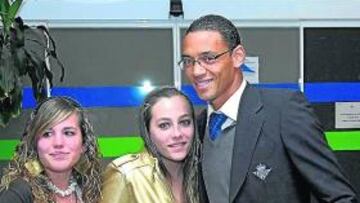 <b>SOLICITADO. </b>Oliveira fue ayer una de las atracciones a la llegada del Betis a A Coruña.