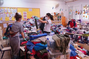 Los voluntarios reciben y ordenan los montones de ropa donados para ayudar a las personas damnificadas por la Dana en Valencia. 
 
 