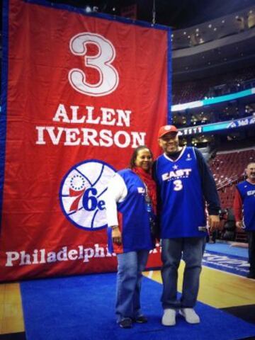 Aficionados ante el número tres de Allen Iverson.