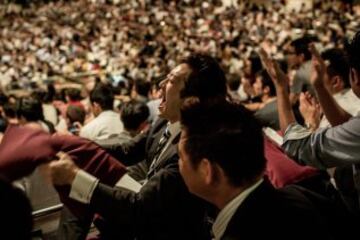 Espectadores presenciando uno de los combates de Sumo del Gran Torneo en Ryogoku Kokugikan, Tokyo.