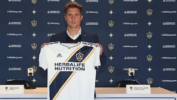 El t&eacute;cnico argentino complet&oacute; su primer d&iacute;a como entrenador de LA Galaxy, con una conferencia de prensa y una entrevista para la web del club.