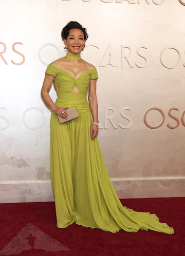 Joan Chen posa en la alfombra roja del Dolby Theatre.