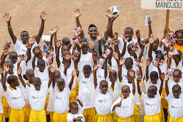 Samuel Eto'o, posa para una foto de grupo con niños durante su visita a la escuela, evento organizado por la ONG Red de Deporte y Cooperación, apoyada por la Fundación FIFA, el 18 de marzo de 2019 en Yaundé, Camerún.
