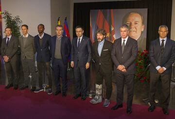 Guillermo Amor, Ramon Planas, Eric Abidal, Pep Segura, Josep Maria Bartomeu, Jose Mari Bakero y Jordi Mestre y Javier Bordas.