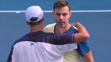 Marcel Granollers abraza a Horacio Zeballos en el Open de Australia.