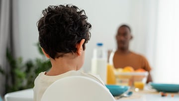 Se sienta con su hijo de 13 meses en un restaurante y le cobran 65,50 euros por la trona: “Si se sienta a la mesa tiene que pagar”