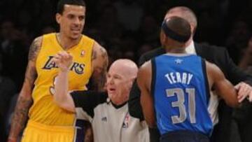 El Lakers-Mavericks estuvo marcado por la tensión, y hubo cinco jugadores expulsados.
