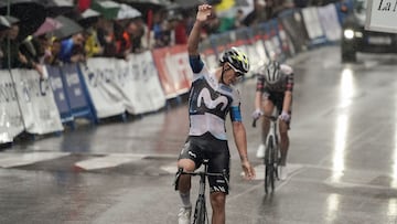 Pola de Lena, 25/04/2025.- El español Iván García Cortina (Movistar Team) entra en meta simulando un escanciado sidra, tras imponerse en la segunda etapa de la Vuelta a Asturias con llegada a la localidad de Pola de Lena. EFE/Paco Paredes