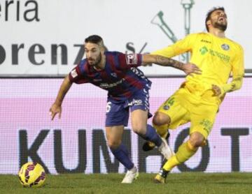 El jugador del Eibar Lillo escapa de Pedro León.