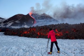 Un turista desafía la lava del Etna