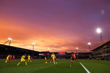 Vista general del Kenilworth Road, un estadio de fútbol situado en Luton, Bedfordshire, Inglaterra.