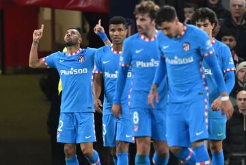 0-1. Renan Lodi celebra el primer gol.