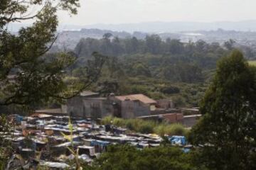 Vista general de un área que fue ocupada por Integrantes del Movimiento de los Trabajadores Sin Techo (MTST) el pasado sábado situada a unos 4 kilómetros del estadio Arena Corinthians de Sao Paulo, una de las doce sedes del Mundial Brasil 2014 y que recibirá seis partidos del evento deportivo, entre ellos el inaugural del 12 de junio. De acuerdo con el movimiento, las familias que ocuparon el terreno, abandonado desde hace más de 20 años, vivían en áreas "de riesgo", "en favelas o sin condiciones para pagar el alquiler por culpa de la especulación inmobiliaria en la región, resultado de la construcción del estadio de apertura del Mundial"