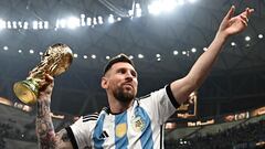 Leo Messi con el trofeo de la Copa del Mundo tras ganar el Mundial-2022 de Qatar.