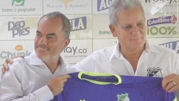 Luis Fernando Mena se equivocó de nombre al entregarle la camiseta a su nuevo entrenador.