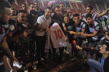 Los jugadores del equipo nazarí celebraron el ascenso a Primera. José Antonio Reyes fue homenajeado.