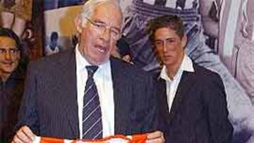 <b>LUIS ARAGONÉS, EN EL ACTO.</b> El técnico del Atlético de Madrid, con la camiseta.