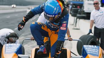 Fernando Alonso baj&aacute;ndose del McLaren Indy.