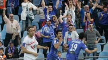 <b>LA EXPLOSIÓN. </b>Miku corre cantando su gol, Arizmendi acude a abrazarle y el público de la grada expresa su emoción.