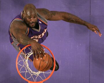 En sus años de esplendor, Shaquille O'Neal dominó la NBA de una manera que pocos jugadores han igualado en toda la historia. Después de llegar a la Final con Orlando Magic, se fue a los Lakers y formó una pareja devastadora con Kobe Bryant: tres anillos seguidos (2000-02) con tres MVP en las Finales para Shaq, un jugador incontenible cerca de la canasta, demoledor. Después de Darryl Dawkins, O'Neal fue el siguiente jugador que obligó a cambiar el material con el que se hacían los tableros, para evitar que saltaran por los aires hechos trizas con sus mates brutales. Más importante fue que a partir de 2001 la NBA relajó su permisividad con las defensas en zona para que los rivales pudieran acumular más cuerpos (más ayudas, menos distancia...) entre Shaquille y el aro. La medida llegó acompañada de los tres segundos defensivos para evitar un estatismo ofensivo debajo de la canasta.