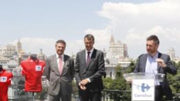 En Cibeles. Conesa, de Carrefour, y Guillén y Gómez, de la Vuelta.