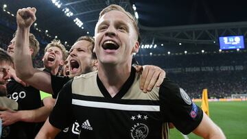 Van de Beek celebrando un gol con sus compañeros del Ajax de Amsterdam.