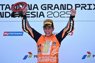 José Antonio Rueda celebra en el podio tras ganar el mundial de Moto.