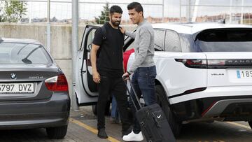 Diego Costa saluda a Rodri al llegar a la concentraci&oacute;n de la Selecci&oacute;n en Las Rozas. Ser&aacute;n compa&ntilde;eros en el Atl&eacute;tico.