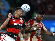 AMDEP3798. RÍO DE JANEIRO (BRASIL), 16/04/2026.- Danilo (i) de Flamengo disputa el balón con Yony González del Medellín este jueves, en un partido de la fase de grupo de la Copa Libertadores entre Flamengo e Independiente Medellín en el estadio Maracaná en Río de Janeiro (Brasil). EFE/ Antonio Lacerda