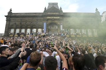 Miles de aficionados del Leeds United ignoraron las instrucciones del club, y de la Policía de Yorkshire, y salieron a las calles de la ciudad norteña para celebrar el tan esperado regreso a la Premier League tras dieciséis años fuera de la élite, sin respetar los protocolos de seguridad y prevención contra el coronavirus.