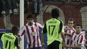 <b>POLÉMICA. </b>Sinama se dispone a rematar el tiro con el que Muñiz sancionó la cesión de Tiago a De Gea. Los rojiblancos se apostaron en la portería para impedir el gol.