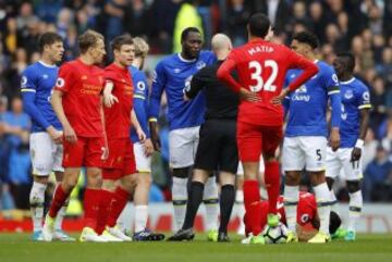 Britain Soccer Football - Liverpool v Everton - Premier League - Anfield - 1/4/17 Everton's Romelu Lukaku protests to Referee Anthony Taylor Reuters / Phil Noble Livepic 