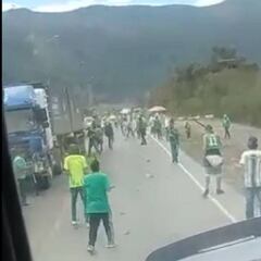 Barristas de Atlético Nacional se enfrentan en la vía Chia-Cota