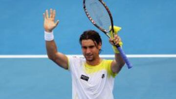 David Ferrer saluda al p&uacute;blico tras derrotar al franc&eacute;s Gael Monfils en las semifinales del torneo de Auckland (Nueva Zelanda)