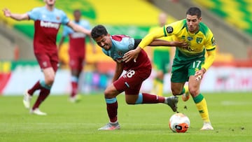 Emiliano Buend&iacute;a y Pablo Fornals durante un Norwich-West Ham.