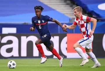 Camavinga nació en un campo de refugiados en Angola, su familia huía de la guerra en el Congo. Cuando tenía 2 años se mudaron a Francia donde creció y se formó como futbolista. En 2019 consiguió la nacionalidad sa y debutó con la Selección en 2020.
