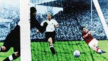 <b>SIEMPRE GOLEADOR</B>. Acababa de comenzar el encuentro cuando Puskas batió la meta alemana.
