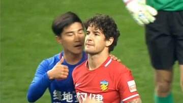 Pato ni en China ve un gol: falla un penalti y sigue cerrado