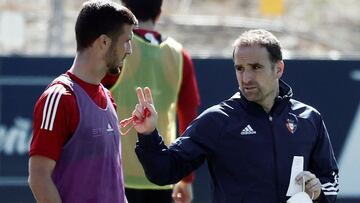 GRAFCAV4489. PAMPLONA, 14/04/2021.- El entrenador de Osasuna, Jagoba Arrasate (d) junto al centrocampista Oier Sanjurjo (i), durante el entrenamiento del equipo rojillo en las instalaciones de Tajonar este miércoles para preparar el partido que dis