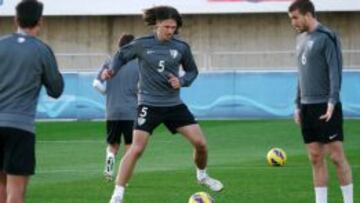 Demichelis, no completó el entrenamiento de su equipo por un esguince en el tobillo derecho.