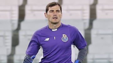 Porto's goalkeeper Iker Casillas from Spain takes part in a training session on the eve of the UEFA Champions League football match Juventus Vs FC Porto on March 13, 2017 at the 'Juventus Stadium' in Turin. / AFP PHOTO / Marco BERTORELLO
PUBLICADA 14/03/17 NA MA08 2COL