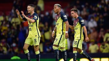 Jugadores del América festejan un gol en el Estadio Azteca
