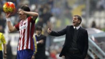 Javi Gracia da instrucciones durante el partido.